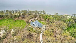 An aerial view of a house surrounded by trees and a body of water. - Waterfront Lake Tawakoni Home w/ Fire Pit! (Quinlan)