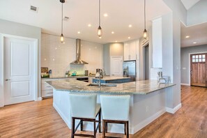 Fridge, microwave, stovetop, dishwasher - Waterfront Lake Tawakoni Home w/ Fire Pit! (Quinlan)