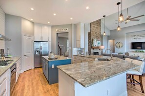 Fridge, microwave, stovetop, dishwasher - Waterfront Lake Tawakoni Home w/ Fire Pit! (Quinlan)