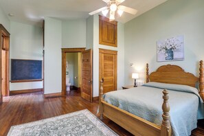 4 habitaciones, escritorio y tabla de planchar con plancha 