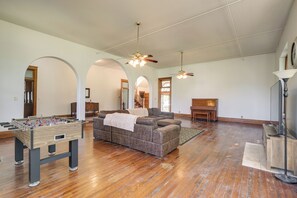 Fernseher, Kamin, Tischfußball