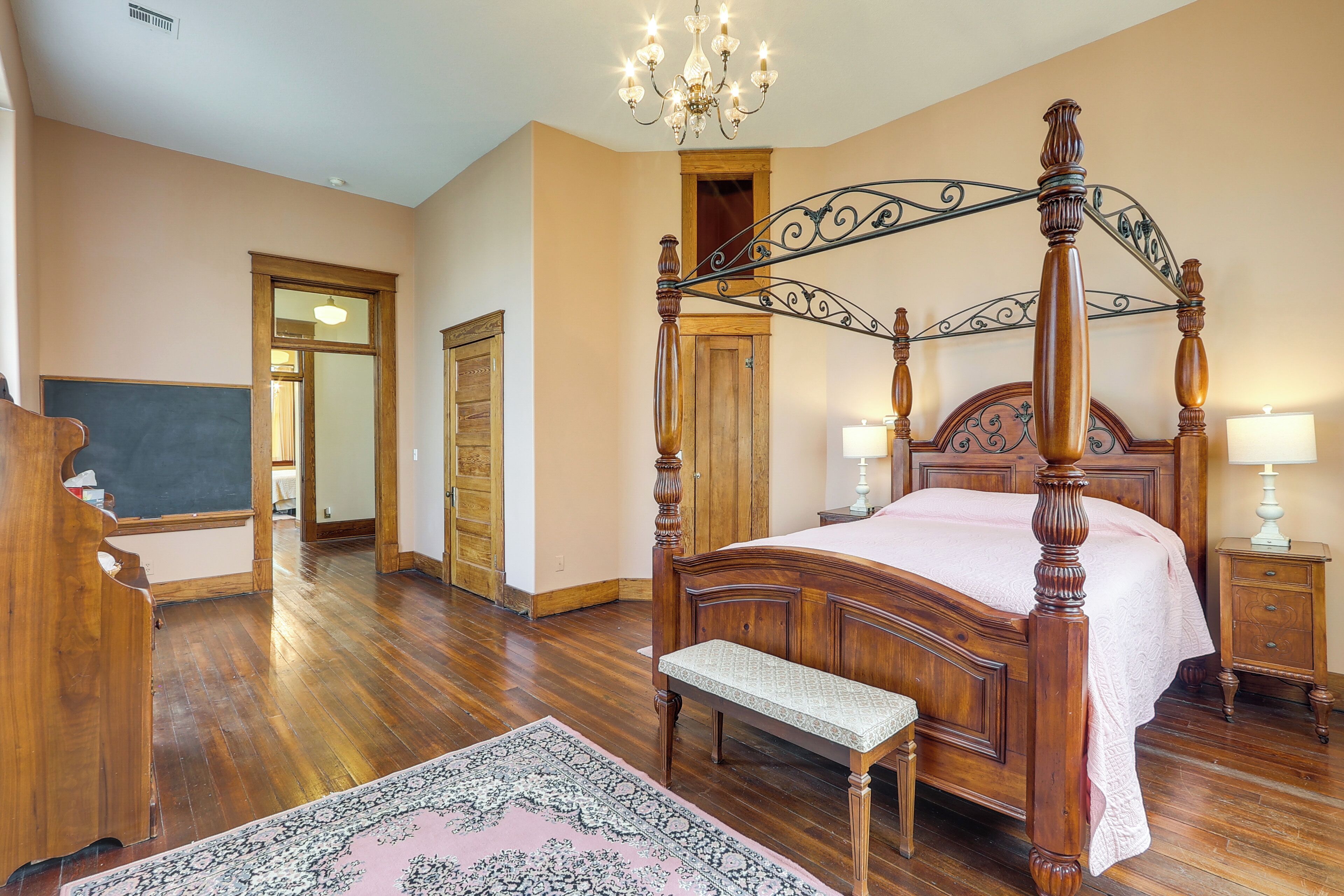 4 Schlafzimmer, Schreibtisch, Bügeleisen/Bügelbrett, Reisekinderbett