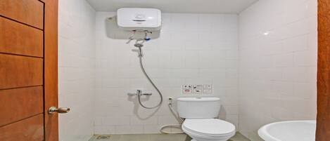 Un baño pequeño con inodoro, ducha y lavabo.