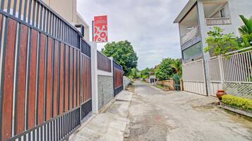 Vista frontal de la propiedad