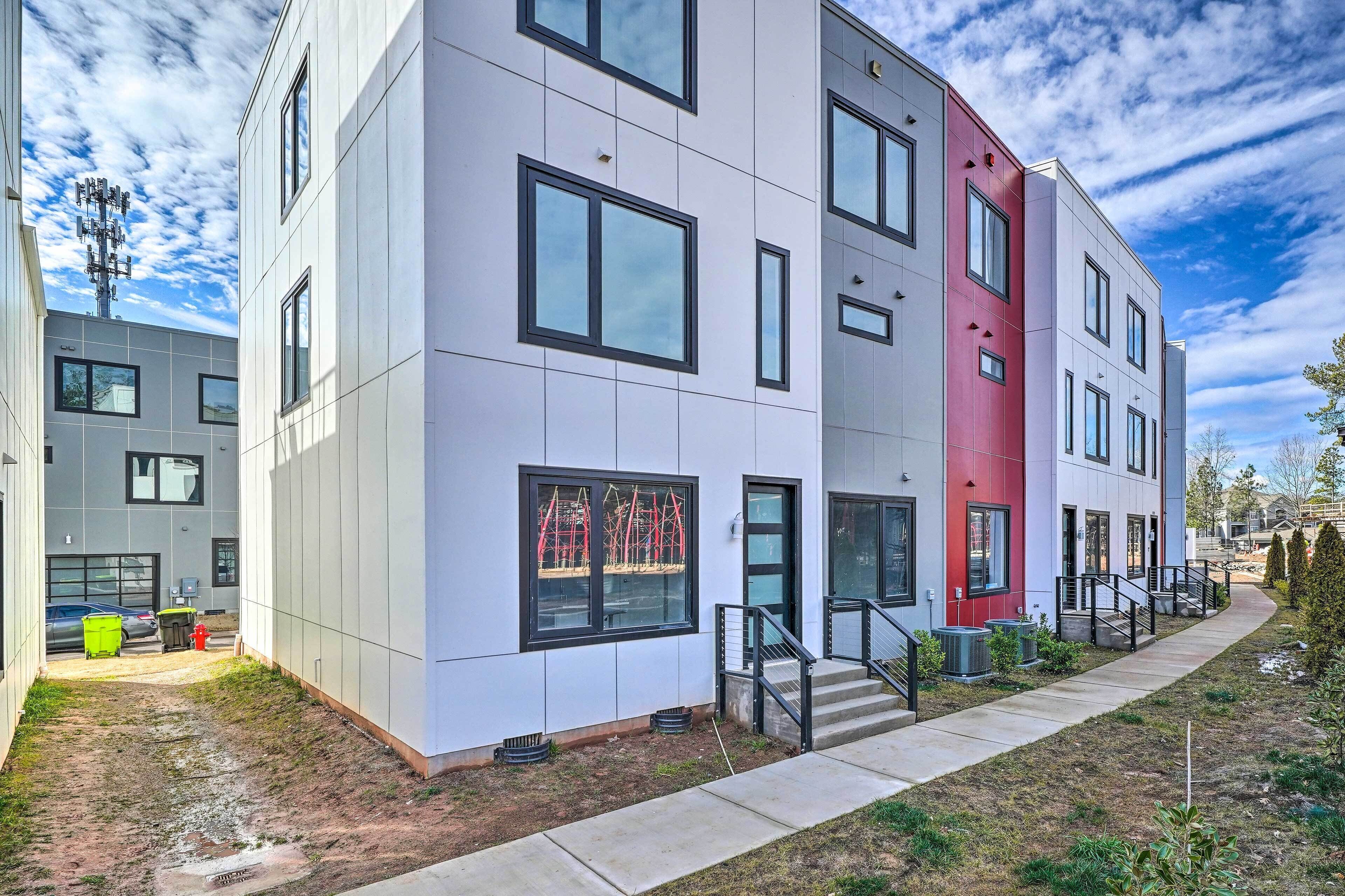 Spacious & Modern Townhome 6 Mi to Duke!