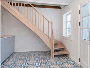Un escalier avec des marches en bois et une rampe menant à un palier.