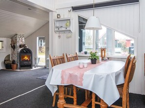 House | Dining - 4 Person Holiday Home in Hemmet (Hemmet)