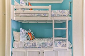 1 bedroom, travel cot, WiFi, bed sheets - Oceanfront : GypSEA Blu Condo Just Steps to the Beach on Galveston Island 🌊🏝️ (Galveston)