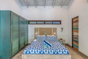 4 bedrooms, in-room safe, WiFi, bed sheets