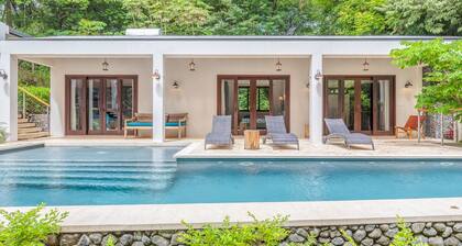 Casa Bougainvillea Modern jungle villa close to guiones beach