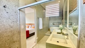 Douche, baignoire à remous, séchoir à cheveux, serviettes fournies