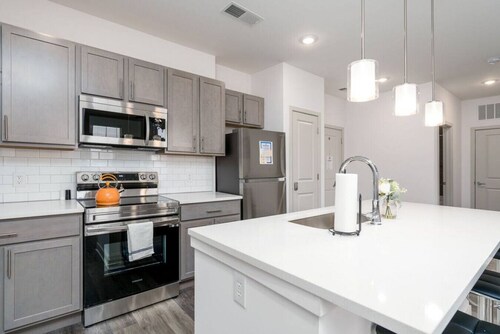 Cozy 2-Bedroom Whitestown