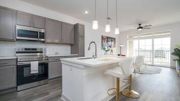 Jääkaappi, mikroaaltouuni, uuni, liesi