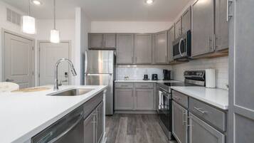 Jääkaappi, mikroaaltouuni, uuni, liesi