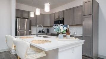 Frigorífic, microones, forn i placa de cuina