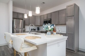 Frigorifero, microonde, forno, piano cottura