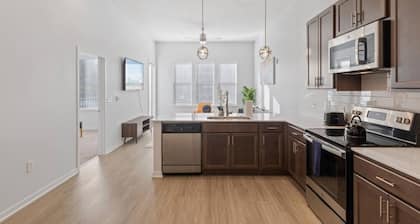 Luxurious 1-Bedroom Fishers