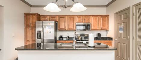 冷蔵庫、電子レンジ、オーブン、コンロ