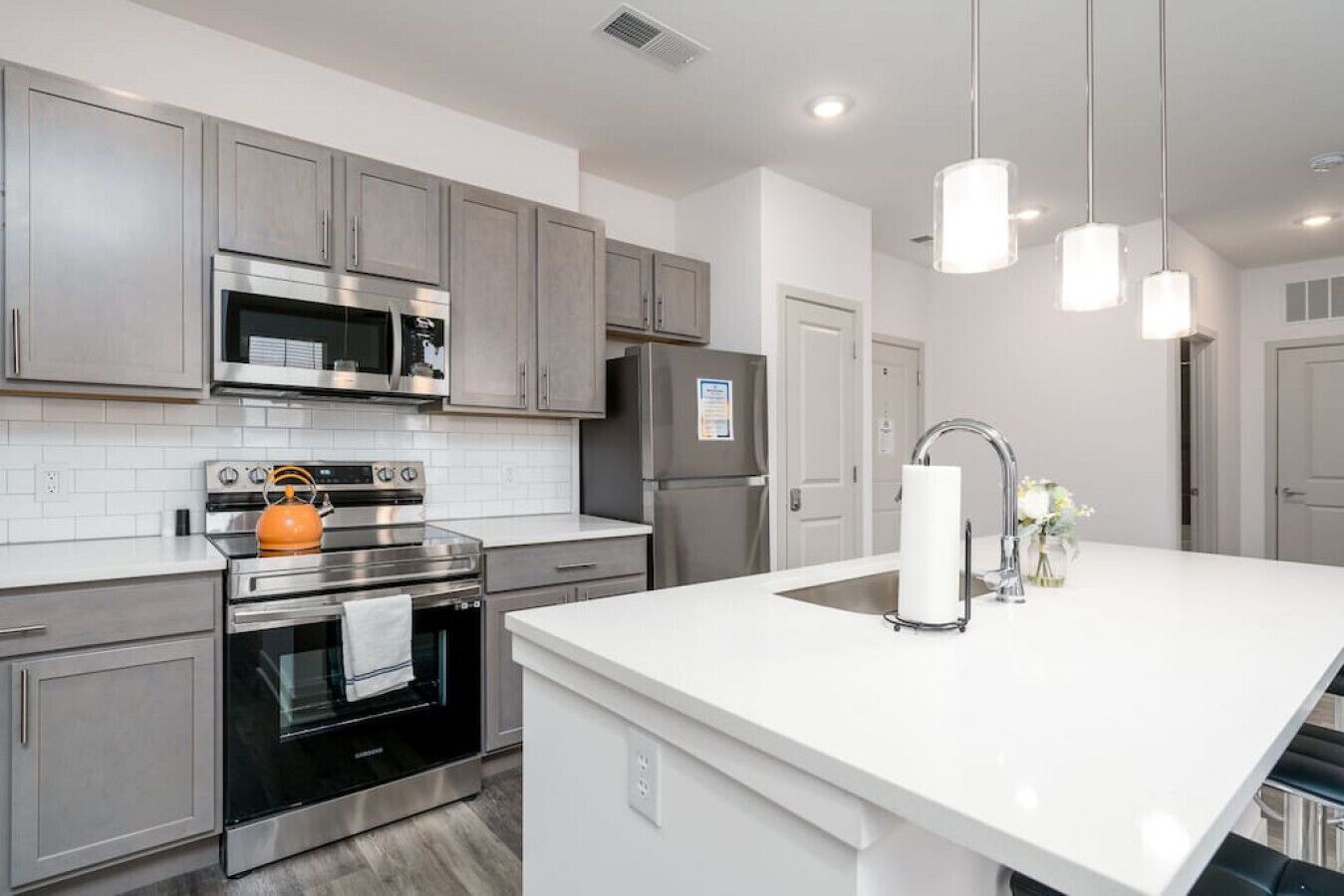 Refrigerador, microondas, horno y parrilla de estufa 