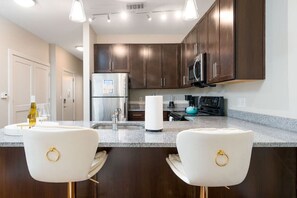 冷蔵庫、電子レンジ、オーブン、コンロ