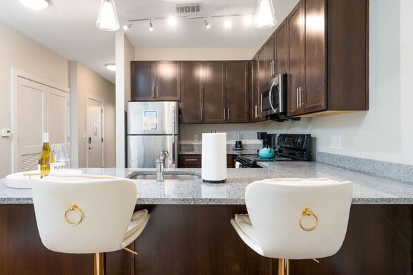 Refrigerador, microondas, horno, placa de cocina