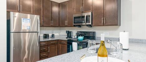 冷蔵庫、電子レンジ、オーブン、コンロ