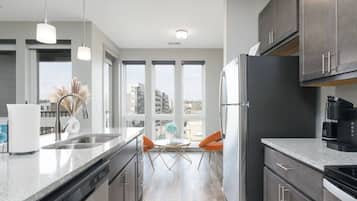 Jääkaappi, mikroaaltouuni, uuni, liesi