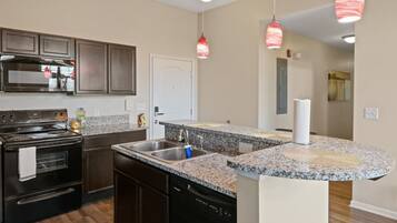 Frigorífic, microones, forn i placa de cuina