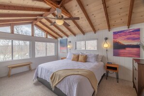 3 bedrooms, WiFi, bed sheets - Restful Pet-Friendly Chalet with Dock & Hot Tub (Innsbrook)