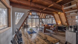 Un loft amplio con mesa de comedor de madera, zona de estar y cocina.