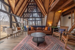 Télévision, baby-foot, livres