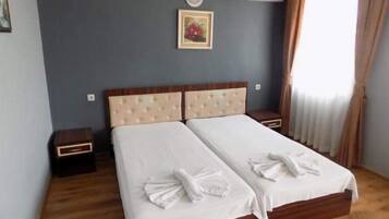 Standard Twin Room | Meja, ruang kerja komputer riba, seterika/papan seterika, Wi-fi percuma