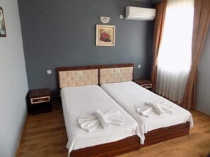 Standard Twin Room | Desk, laptop workspace, iron/ironing board, free WiFi