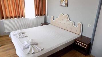 Habitación doble estándar | Escritorio y espacio para trabajar con laptop