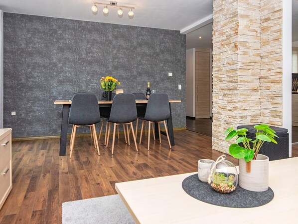 House | Dining