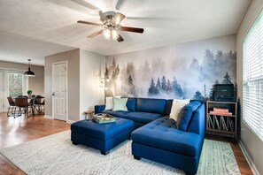 Smart TV, fireplace, video game console, smart speakers - 8 min to Dollywood~Sauna, Fireplace, Nintendo, Guitar&Banjo, Board Games, Alexa (Sevierville)