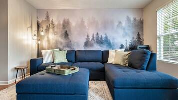 Smart TV, chimenea, consola de videojuegos y bocina smart