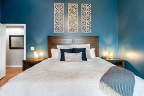 2 bedrooms, desk, iron/ironing board, travel cot - 8 min to Dollywood~Sauna, Fireplace, Nintendo, Guitar&Banjo, Board Games, Alexa (Sevierville)