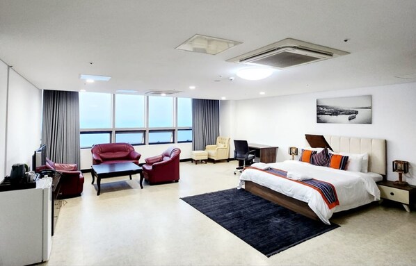Premium Single Room, 1 Bedroom, Non Smoking, Sea View | Egyptian cotton sheets, premium bedding, minibar, in-room safe