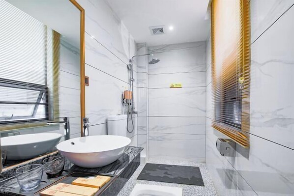 A modern bathroom with a large white sink, a glass bowl sink, a shower, and a toilet. - Huangting Hotel (Xintian)