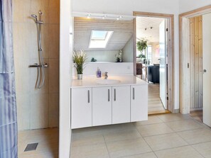 House | Bathroom - 10 Person Holiday Home in Lokken (Lokken)
