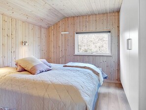 House | 5 bedrooms, individually furnished - 10 Person Holiday Home in Lokken (Lokken)