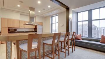 Full-sized fridge, microwave, oven, stovetop