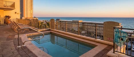 Alberca al aire libre y alberca climatizada