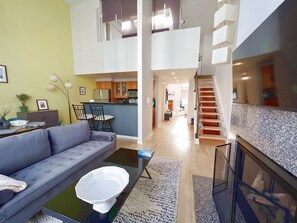 TV, fireplace - 2b2b Sunny and Spacious Loft w/ dedicated parking! SOMA city heart (San Francisco)