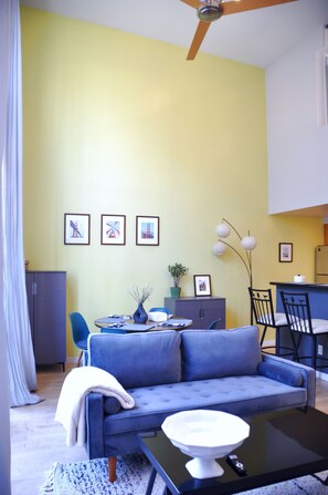 Een televisie en een open haard