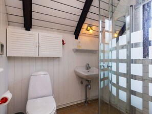 House | Bathroom - 8 Person Holiday Home in Hojslev (Hojslev)