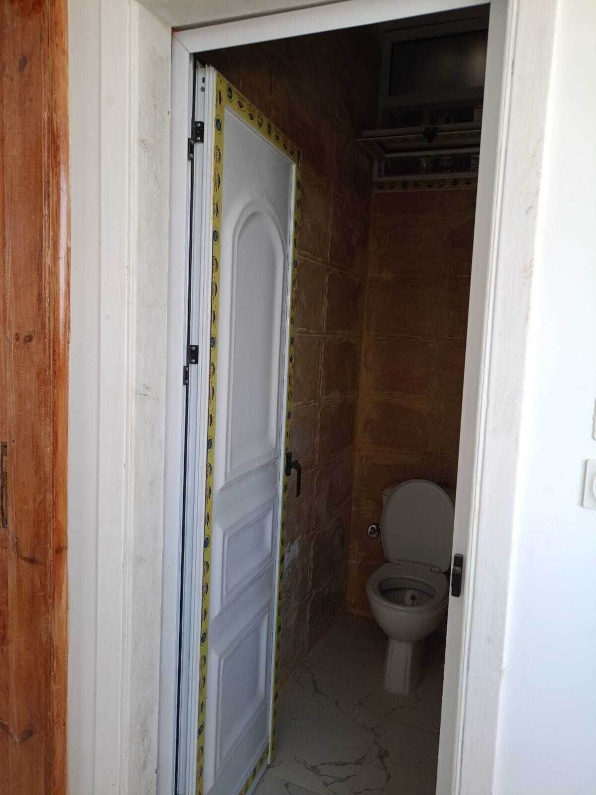 Regendusche, kostenlose Toilettenartikel, Haartrockner, Hausschuhe