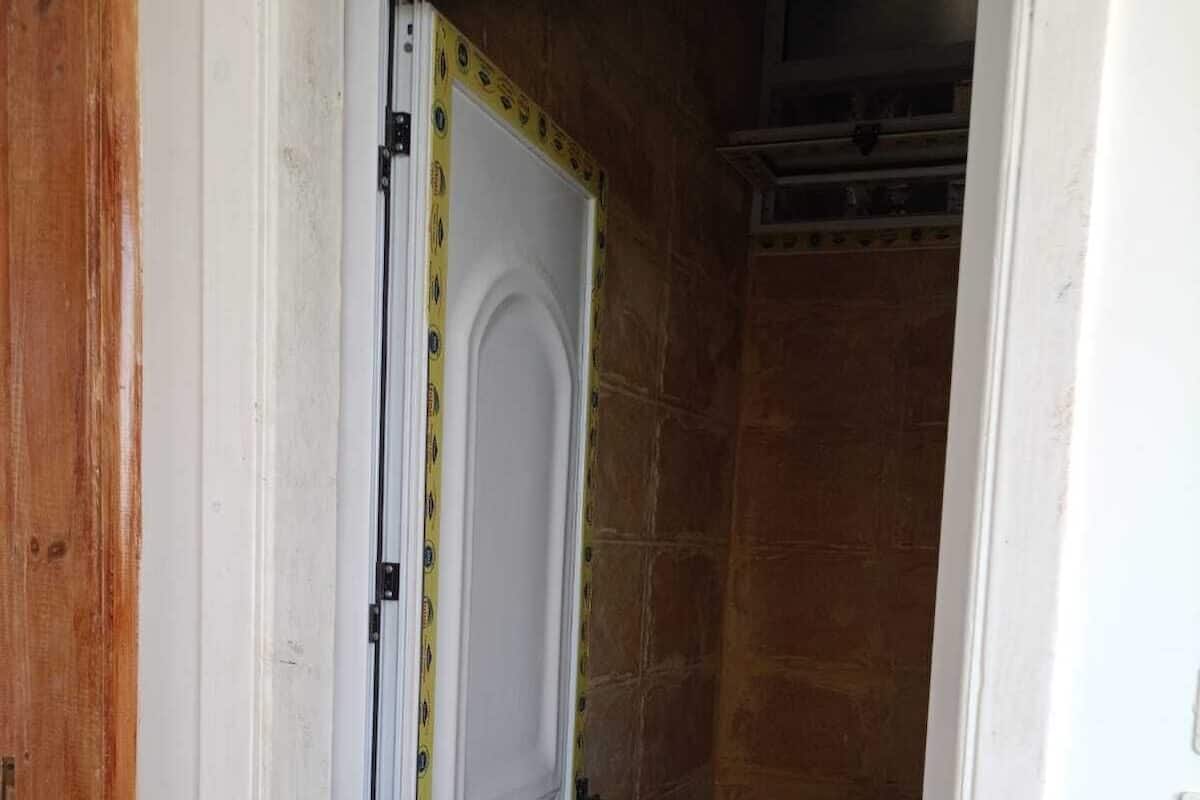 Regendusche, kostenlose Toilettenartikel, Haartrockner, Hausschuhe