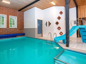Casa | Piscina | Una piscina cubierta, una piscina al aire libre